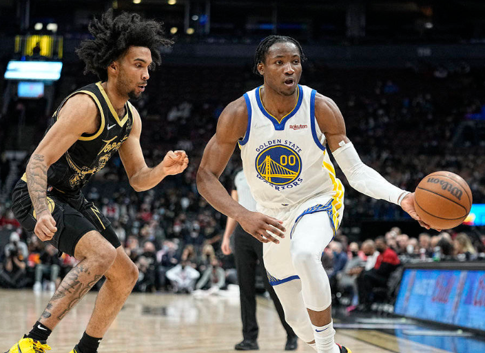 四川队轻取勇士，范弗利特点燃赛场